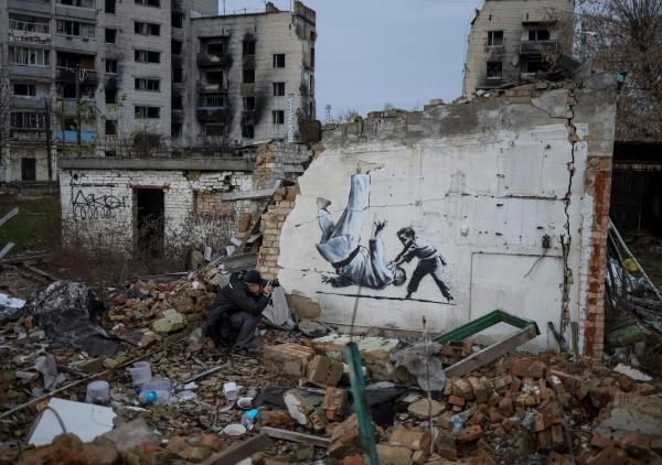 «فن وسط الخراب».. رسوم جدارية في بلدة أوكرانية دمرتها الحرب