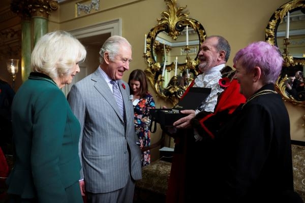 الموظفون فى استقبال ملك بريطانيا والملكة كاميلا خلال زيارته للقصر في دونكاستر- رويترز