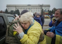 السكان المحليون يرحبون بالجنود الأوكرانيين بينما يحتفل الناس بعد انسحاب روسيا من خيرسون- رويترز