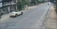 أظهر مقطع فيديو للحادث جرى تداوله على مواقع التواصل الاجتماعي الصينية، أن سيارة بيضاء 