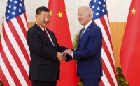 الرئيس الأمريكي يصافح نظيره الصيني خلال لقائهما على هامش قمة G20 في بالي - رويترز