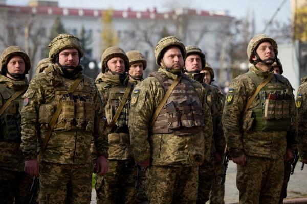 جنود أوكران يشهدون الاحتفال برفع علم بلادهم في مدينة خيرسون المحررة من القوات الروسية - رويترز