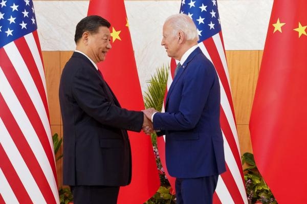 الرئيس الأمريكي جو بايدن يصافح نظيره الصيني شي جين بينج على هامش قمة مجموعة العشرين - رويترز