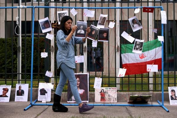إيرانية تعيش بالعاصمة التشيلية سانتياغو تحتج خارج مقر للأمم المتحدة تضامنا مع أهلها - رويترز