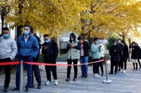 مواطنون صينيون يصطفون لإجراء اختبار فيروس كورونا - رويترز