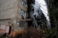 صاروخ روسي يسقط على أحد المباني فى أوكرانيا- رويترز