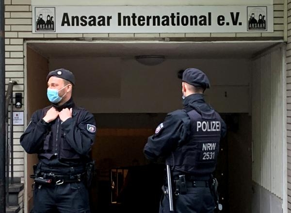 الشرطة تؤمن مبنى بعد أن حظرت ألمانيا إحدة المنظمات المشتبهة في تمويل الإرهاب في دوسلدورف - رويترز