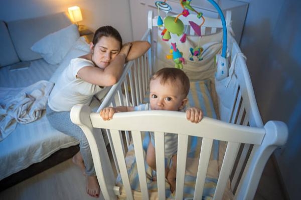  عدم حصول الرضيع على كفايته من الرضاعة أحد أسباب النوم المتقطع والاستيقاظ ليلًا - مشاع إبداعي