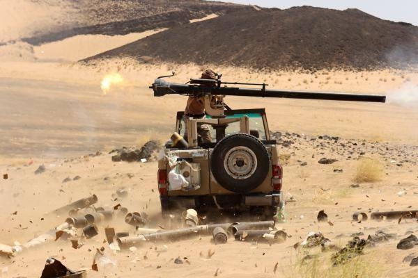 مقاتل يمني يطلق النار في موقع على خط المواجهة ضد مقاتلي الحوثي في مأرب – رويترز