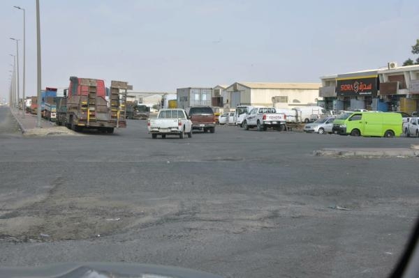 عشوائية السيارات والشاحنات تهدد المرتادين - تصوير: طارق الشمر