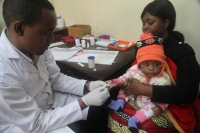 طبيب يختبر إصابة طفل بالملاريا في مستشفى بتنزانيا - رويترز