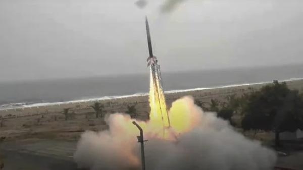 الهند تطلق أول صاروخ يطوره القطاع الخاص للفضاء
