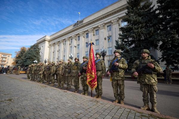 جنود أوكران يرفعون علم بلادهم في خيرسون - رويترز
