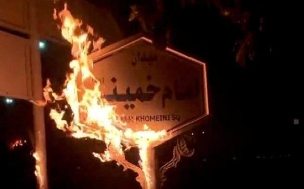 حريق ودخان في فولادشهر بمحافظة أصفهان الإيرانية - رويترز