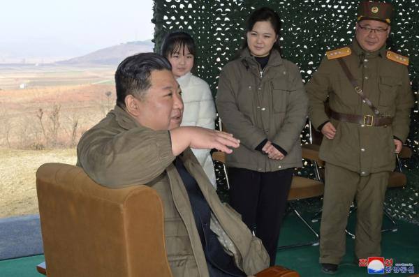 زعيم كوريا الشمالية يظهر ابنته للعلن لأول مرة أثناء تجربة إطلاق صاروخ