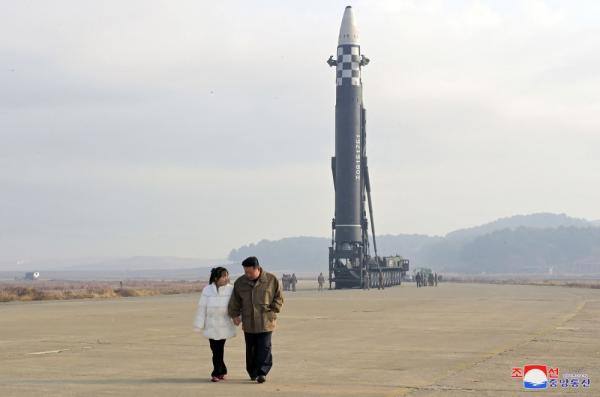 زعيم كوريا الشمالية يظهر ابنته للعلن لأول مرة أثناء تجربة إطلاق صاروخ