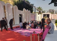 ضيوف مهرجان القاهرة السينمائي يؤدون الصلاة على الريد كاربت - حساب رسمي فيسبوك