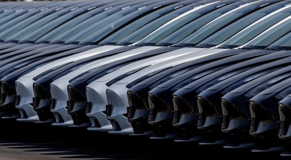 سيارات تسلا متوقفة في موقع بناء مصنع تيسلا جيجا الجديد بألمانيا - رويترز 