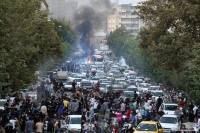 إيرانيون في مهاباد يغلقون شارعا وسط المدينة ويهتفون ضد نظام الملالي - اليوم