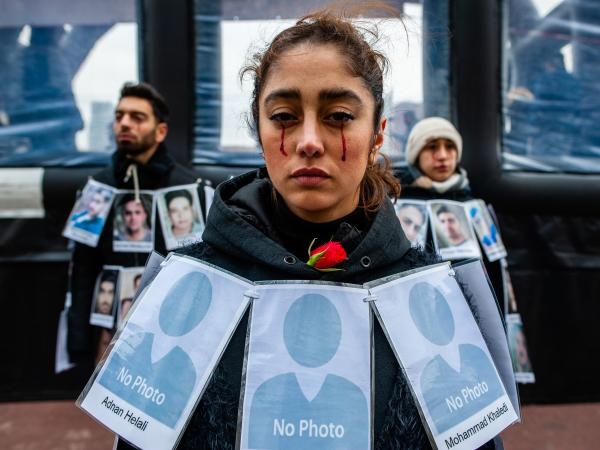 إيرانية تشارك في مظاهرة لإحياء ذكرى احتجاجات نوفمبر 2019 الدموية - اليوم