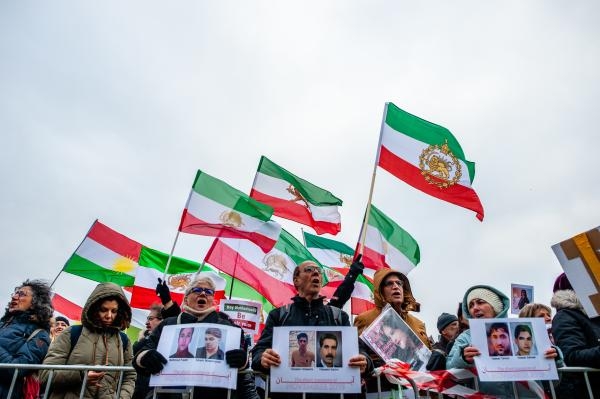 تجمع احتجاجي لإيرانيين بالخارج يطلب تحرك دولي فوري يمنع قتل العُزل - اليوم