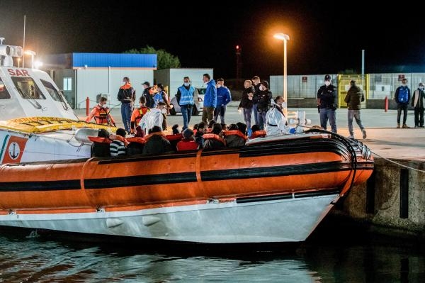 مهاجرون بنغلادش انقذهم خفر السواحل الإيطالي بعد رحلة شاقة من ليبيا- د ب أ