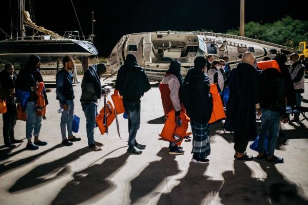 ليبيا تضرب «مافيا تجارة البشر» وتضبط شبكة تهريب إلى إيطاليا