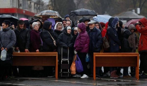 أوكرانيون ينتظرون المساعدات الغذائية بعد انسحاب روسيا من خيرسون - رويترز