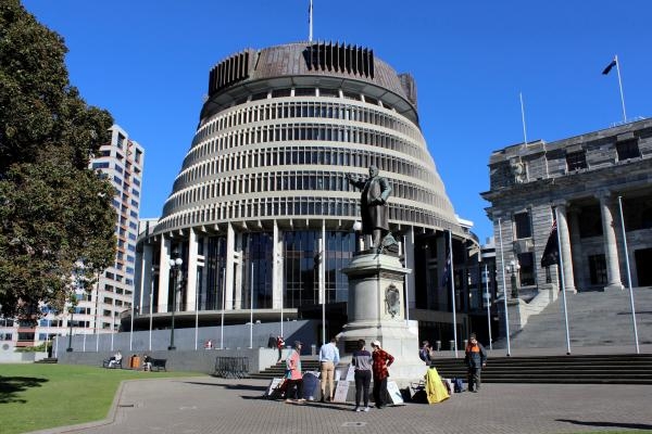 البرلمان النيوزيلندي يدرس خفض سن الاقتراع إلى 16 عاما