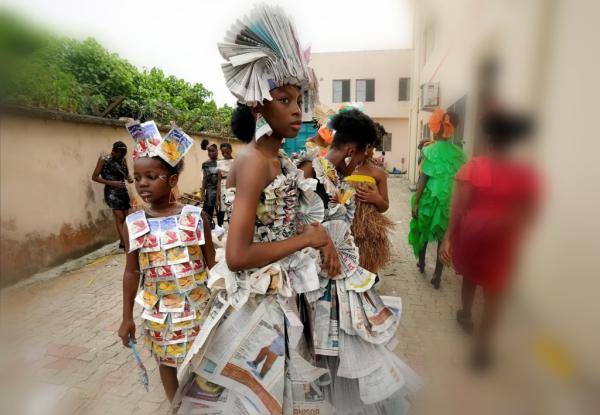  نيجيريات يرتدين فساتين من نفايات معاد تدويرها - مشاع إبداعي