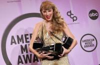 تايلور سويفت تفوز بـ«فنان العام» في حفل جوائز الموسيقى الأمريكية