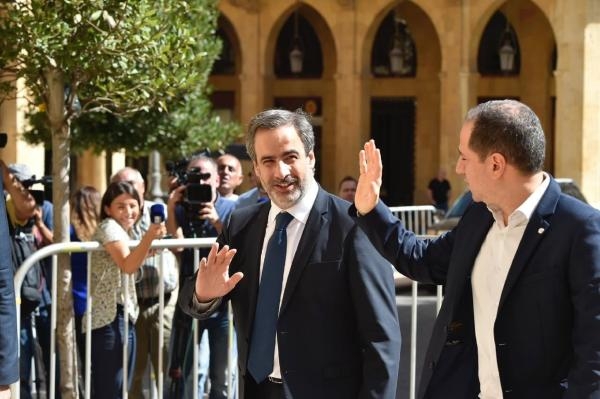 النائبان ميشال معوض وسامي الجميل عند دخولهما مبني البرلمان اللبناني - اليوم