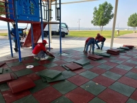 مراعاة لعناصر الأمن والسلامة.. بلدية القطيف تركِّب 1000م2 أرضيات مطاطية لألعاب الأطفال
