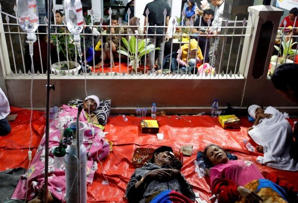 المصابون في الزلزال يتلقون العلاج في مستشفى بمقاطعة جاوة الغربية بإندونيسيا - رويترز