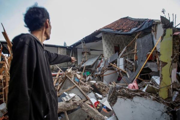 بينهم 40 طفلا.. ارتفاع ضحايا زلزال إندونيسيا إلى 162 قتيلا