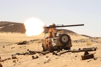 مقاتل من قوات الشرعية يطلق النار من مدفع على خط المواجهة في مأرب - رويترز
