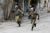 قوات الاحتلال الإسرائيلي تعتقل 13 فلسطينياً في الضفة الغربية
