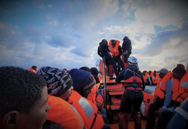 مهاجرون يجري إنقاذهم من قبل سفينة «أوشن فايكنغ» قبالة سواحل ليبيا - رويتر