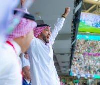 فيديو.. احتفال استثنائي من وزير الرياضة ورئيس اتحاد القدم بفوز السعودية