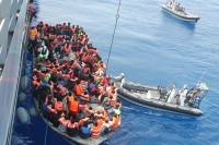قبالة سواحل كريت.. اليونان تنقذ مئات المهاجرين على مركب صيد جرفتها الأمواج