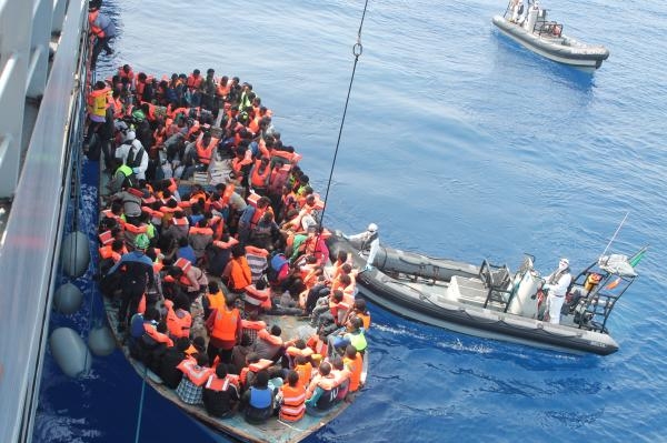 قبالة سواحل كريت.. اليونان تنقذ مئات المهاجرين على مركب صيد جرفتها الأمواج