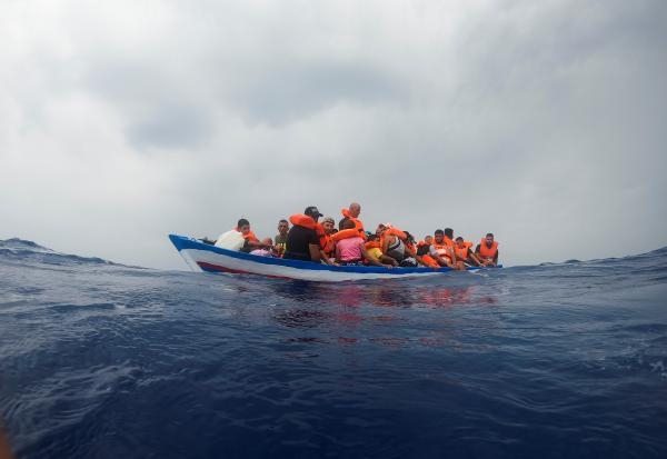 خفر السواحل اليوناني ينقذ 430 مهاجرا من على متن سفينة تتعرض للغرق