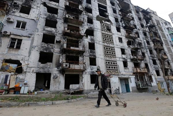 مبنى مدمر في أوكرانيا - رويترز
