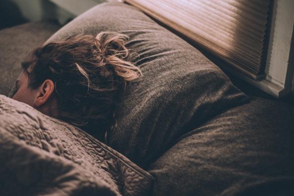 متلازمة النوم المتواصل تصيب المراهقين - مشاع إبداعي