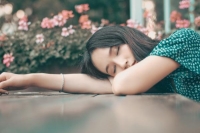 نوبات النوم المفاجئة تعد من أبرزأعراض متلازمة النوم المتواصل - مشاع إبداعي