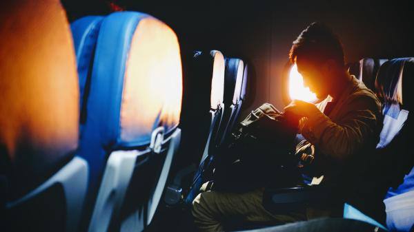 7 أعراض تصيبك على متن الطائرة.. لماذا تحدث وكيف تتجنبها؟