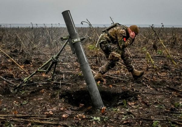 جندي أوكراني يطلق قذيفة هاون على خط أمامي مع استمرار الهجوم الروسي على أوكرانيا، في منطقة زابوريزهجيا - رويترز