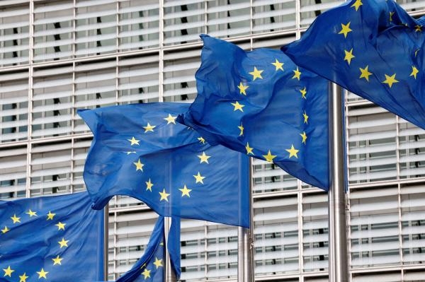 أعلام دول «الأوروبي» أمام مقر مفوضية الاتحاد في العاصمة البلجيكية بروكسل - رويترز