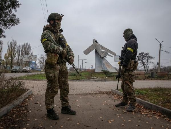جنود أوكران يفحصون منطقة وسط هجوم روسي على أوكرانيا- رويترز