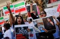 متظاهرون يرددون هتافات خلال احتجاج بعد وفاة مهسا أميني في إيران - رويترز